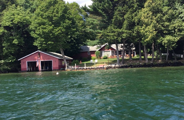 Secluded, quiet, on Lake George,Bolton Landiing great views,very relaxing, WIFI
