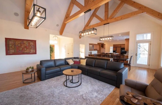 Secluded Spa-cious Retreat 11+3