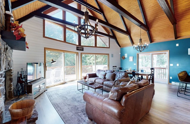 Secluded & spacious retreat with private hot tub, carriage house & game room