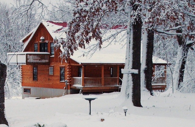 SECLUDED SPRING CREEK CABIN, Hot Tub, WiFi , Pool table,. Foosball. Wildlife