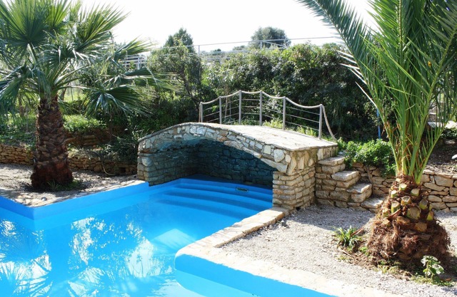 Secluded villa with sea view & private pool - ideal retreat for self-isolation!