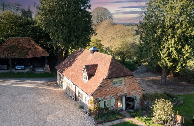 Secluded, warm & cosy cottage - rural but 10 mins easy walk of shop/pubs.