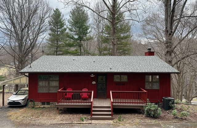 Secluded, yet centrally located. Quiet Retreat. EV charger friendly