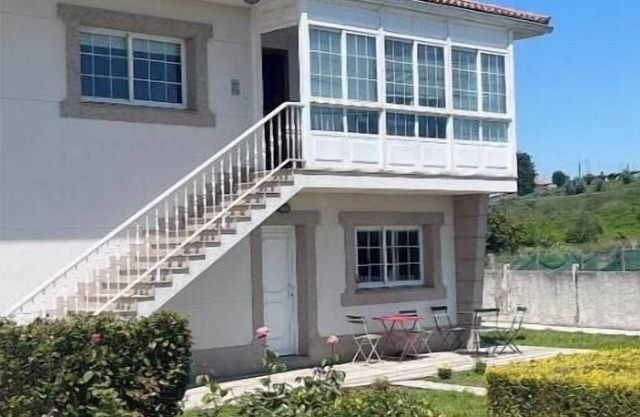 Second floor apartment in a house near Camino Inglés (Pet friendly)