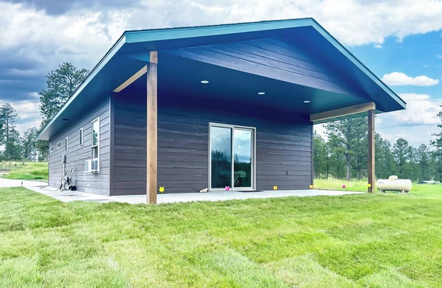 Secret Squirrel Sancuary-cabin with pond, garage close to Custer