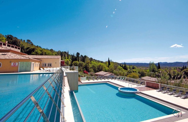 Secure Apartment in Callian: Pool, Near Lake, Golf & Vineyards, Pet-Friendly