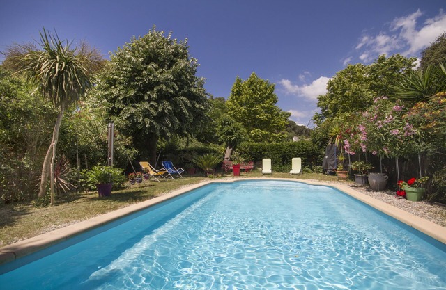 Secure heated swimming pool, air-conditioned apartment in villa 800 m from the sea
