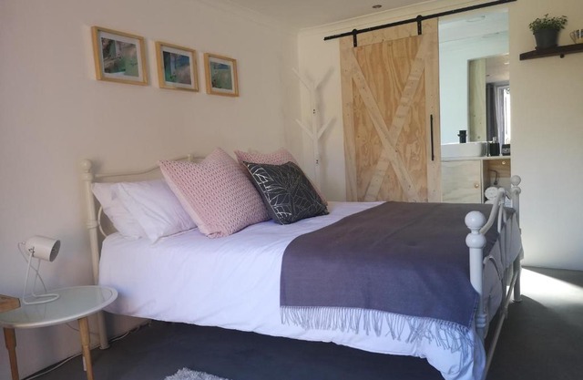 Secure, Private, Queen Room Close to Airport
