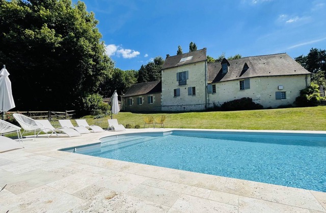 Seigneurie Les Aulnaies, exceptional building with swimming pool