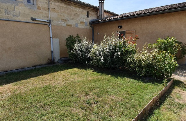 Self-catering cottage on the outskirts of SAINT EMILION