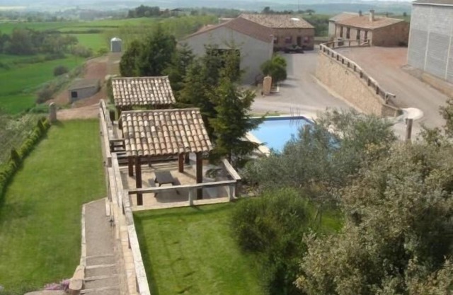 Self catering rural house Can Bartomeu 1 h from Barcelona. Private swimmingpool