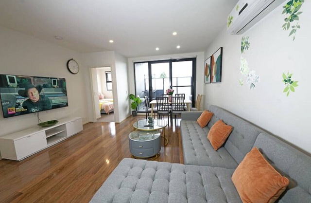 Self contained Apartment w/Parking near everything