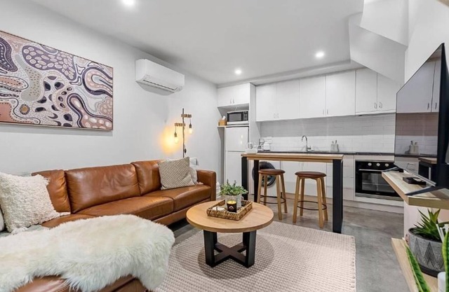Self Contained Loft Apartment in CBD