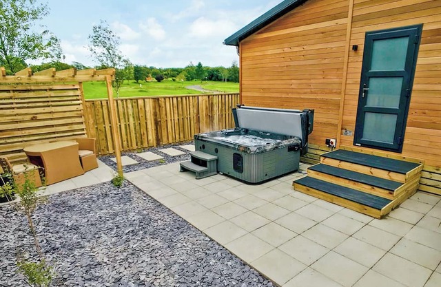Semi-detached deluxe lodge offering the perfect romantic retreat.