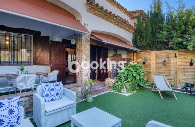 Semi-detached house with a comfortable terrace in a quiet area