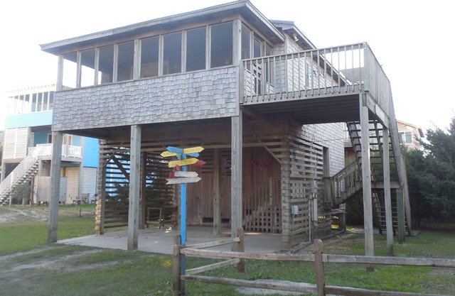 Semi-Oceanfront Classic: rare find perfect for couples and small families