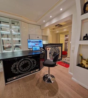 Sentral modern design leilighet med 2 soverom, gratis parkering