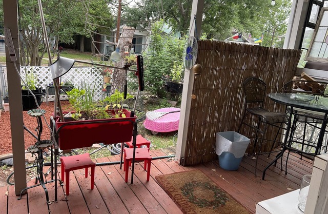 Separate entrance -large porch-private room