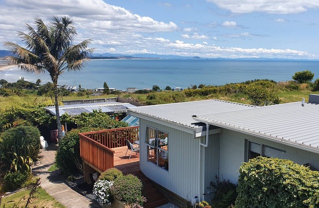 Separate, self contained, single bedroom house with stunning ocean views