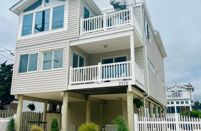 September Openings! 1 house off Beach, 3 Decks with Ocean & Bay Views