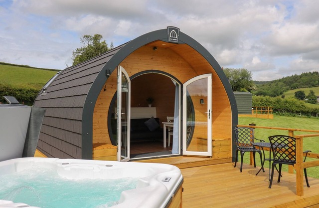 SEREN, romantic, with hot tub in Llandrindod Wells