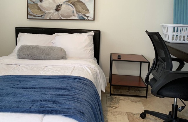 Serene & Bright 1 Bedroom Cottage/Garden Views/Free Parking/Free Laundry