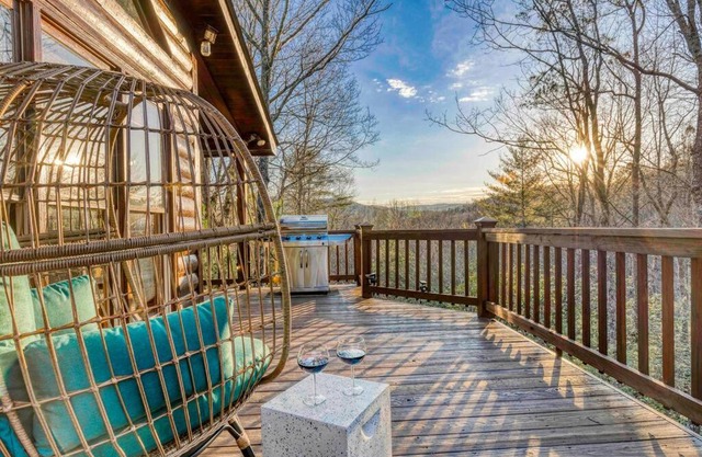 Serene Cabin*Mountain Views*Hot Tub*Large Decks