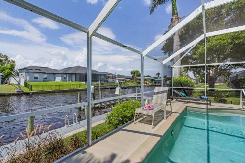 Serene canal, three bedrooms and a large pool! - Villa La Brisa Fresca