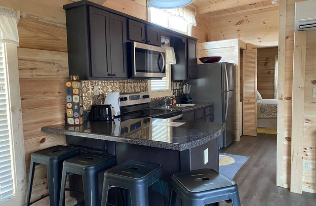 Serene Country Cabin. 30 min from TIEC, FENCE, hiking, & Spartanburg.