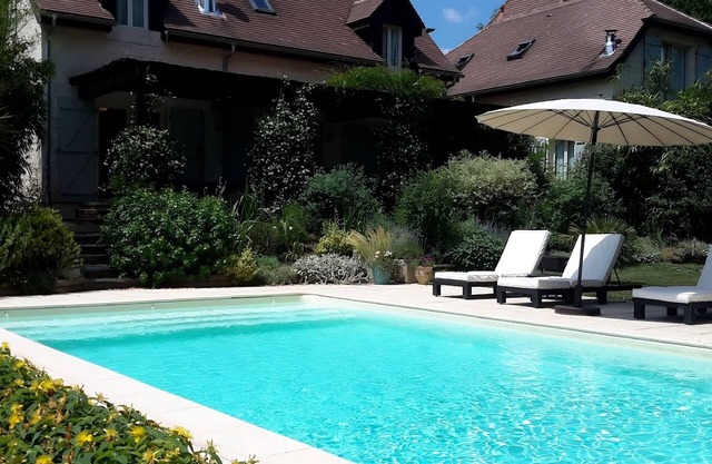 Serene Countryside Villa, Private Heated Pool, within walking distance of Cazals