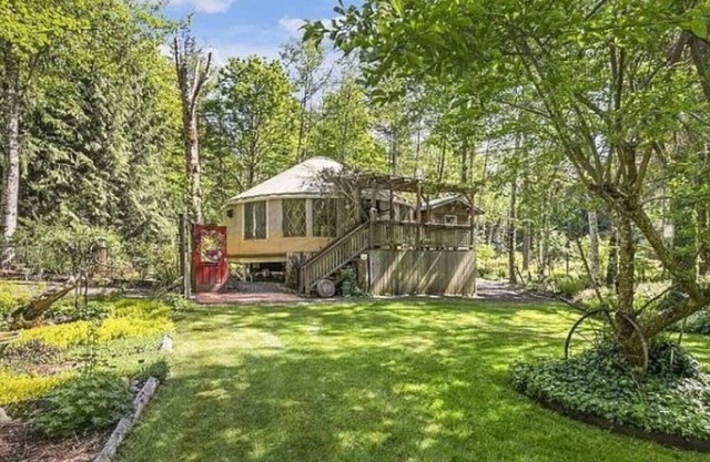 Serene Fall Getaway/Huge Yurt/Off Grid/Wifi/Work,Relax, and Play in the Woods