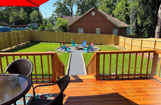 Serene Getaway w/Fast Wi-Fi, Deck, Fire Pit, Roku