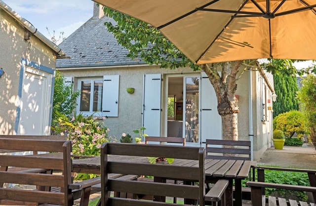 Serene Holiday Home for family with Garden