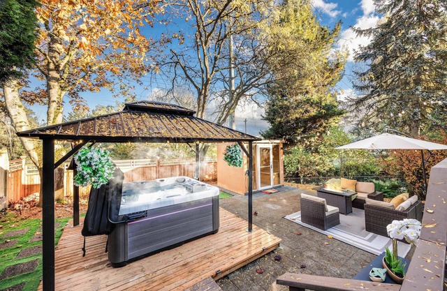 Serene Japanese Retreat w/Sauna & Hot Tub Escape