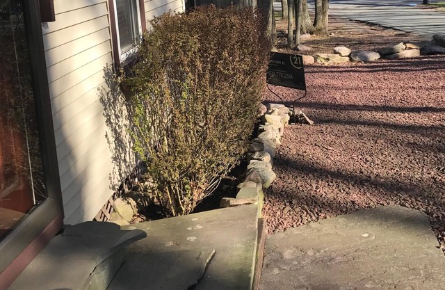 Serene lake-view getaway, walk to lake, restaurants, mini-golf..near ski area.