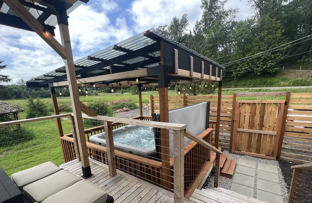 Serene Luxury Cabin Retreat - Hot Tub, Fire Pit, Patio, Close to Trails/ River