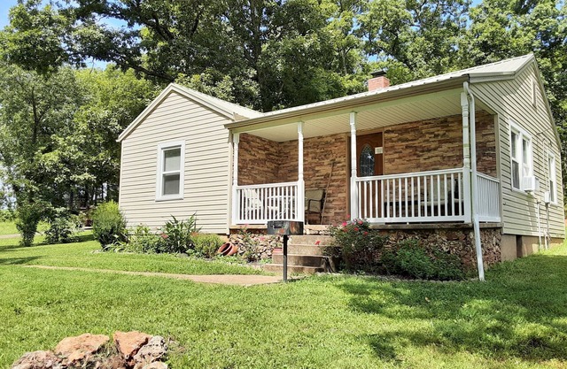 Serene, Modern, Cottage, access to a 60 Acre Lake