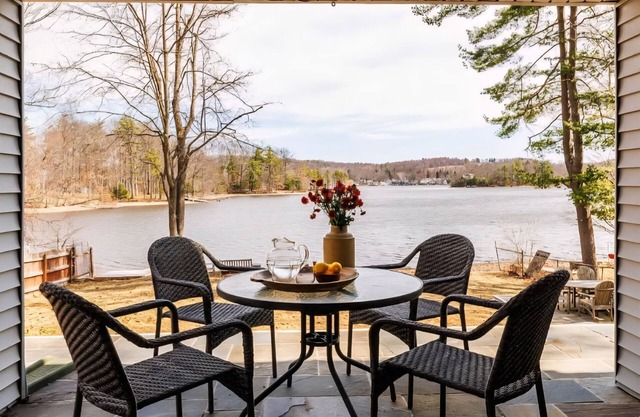 Serene Modern Lakefront Escape: Kayaks, Fishing, Firepit, Private Dock