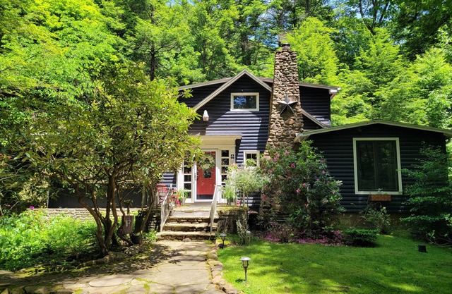 Serene Mountain Cottage on banks of McCullen Run Stream