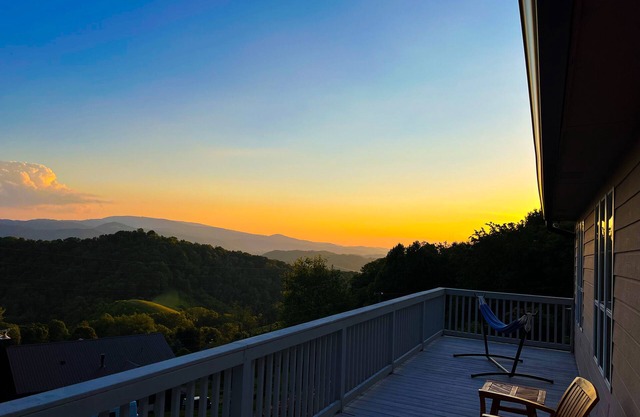 Serene Mountain Cottage with Amazing Sunset Views