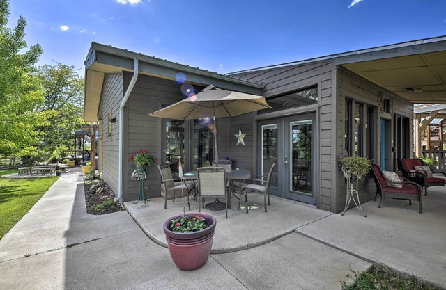 Serene Mountain Retreat w/Patio & Mtn Views!