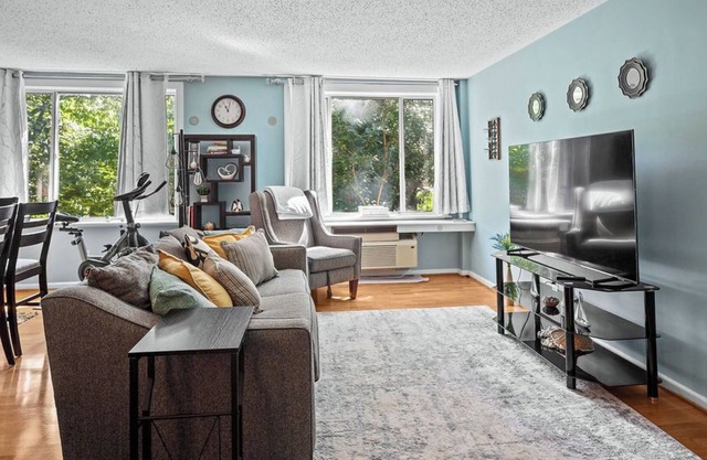 Serene Oasis with Abundant Natural Light: Your Arlington, VA Condo Retreat
