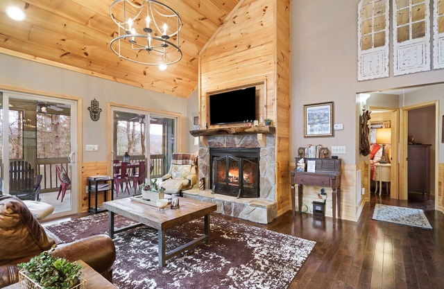 Serene retreat with a hot tub, firepit, washer/dryer & seasonal mountain views