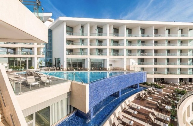 Serene Room w/Balcony Overlooking California Beach’s Golden Sands