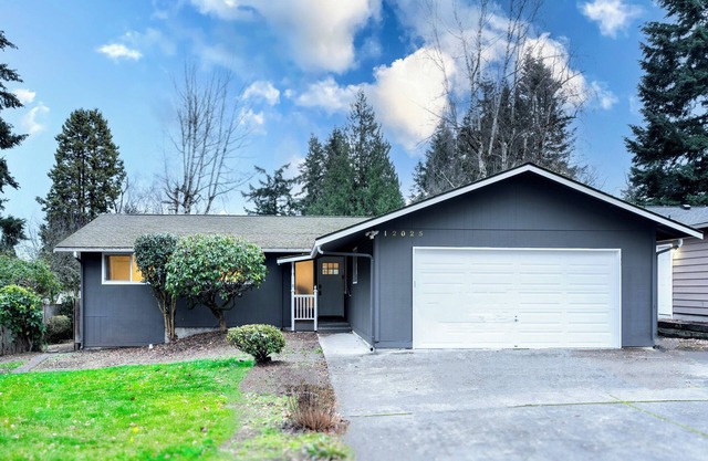 Serene Sunlit Retreat Prime Kirkland Totem Lake Remodeled + EV charging Outlet