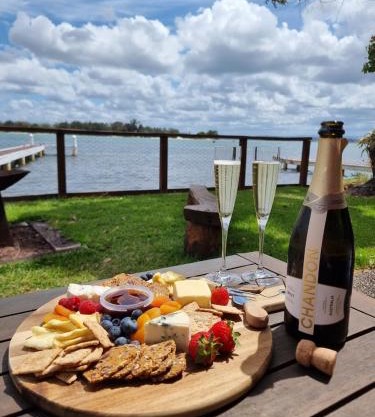Serenity by the Lake - Romantic Waterfront Couple's Getaway