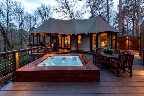 Serenity for Friends: Luxe Tented Cabin and Hot Tub Delight in Hot Springs, AR
