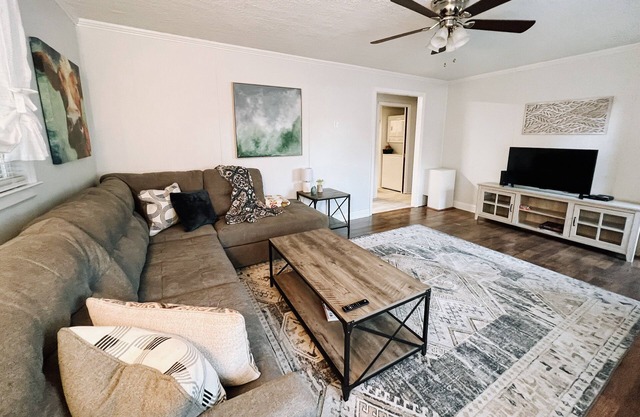 Serenity House Quite tree lined street. 10 miles from the airport. Pet friendly