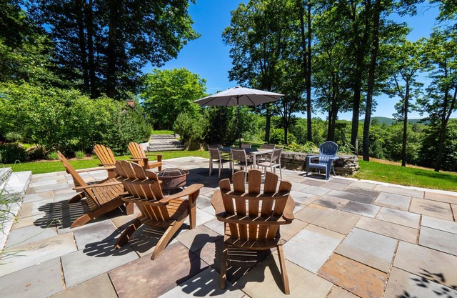 Serenity Summit: Hot Tub, Mountain Views, Book Now