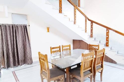 Servostay Kukatpally Spacious 5 BHK Duplex in Vivekananda Nagar with Parking